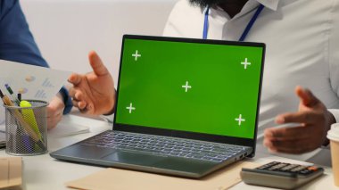 İzole edilmiş maket ekranın yanındaki yaşlılara emeklilik planları sunan bankacı, mükemmel emeklilik planını seçiyor. Kıdemli çift hayat sigortası danışmanına danışıyor. Kamera A.