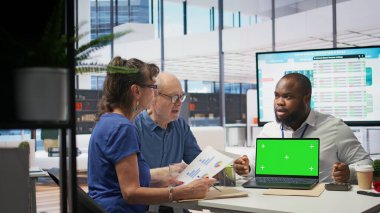 İzole edilmiş maket ekranın yanındaki yaşlılara emeklilik planları sunan bankacı, mükemmel emeklilik planını seçiyor. Kıdemli çift hayat sigortası danışmanına danışıyor. Kamera B.