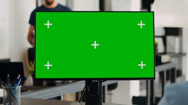 İşçi, yeşil ekran monitörünü analiz ediyor ve pazarlama geliri geliştirme üzerinde çalışıyor. İş kadını, izole edilmiş renk anahtarı, dijital boş telif alanı ile bilgisayar ekranını kontrol ediyor.