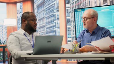 Emeklilik planlama, tasarruf, yatırım büyümesi ve mali güvence konularında uzmanlaşmış finansal tavsiyeler alan kıdemli çift. Bütçelerini arttırıyorlar. Kamera A.