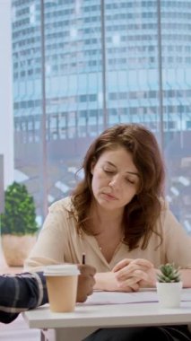 Vertical Video Emlakçısı, bir ofis turundaki girişimciye planlarını sunuyor. Yatırım stratejisi için iş adamı arıyor. Anlaşma yapmak için modern yüksek sınıf mülkleri geziyorum.