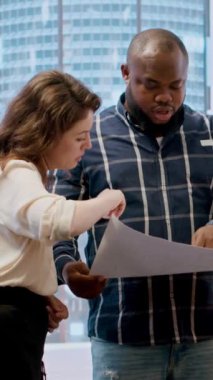 Vertical Video Business çalışanları ve müteahhitleri potansiyel emlak yatırımları için ofis turu düzenliyor, emlakçıyla girişim geliştirme ve taşınma planları yapıyorlar. Hukuki yardım ve