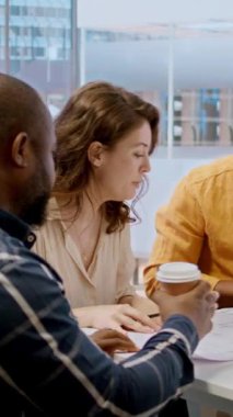 Vertical Video Entrepreneur, emlakçı liderliğindeki profesyonel ofis turunda yatırım yapmayı planlıyor, mimari planlar üzerinde çalışıyor ve gelecekteki çalışma alanı için vizyonunu paylaşıyor. Ofis