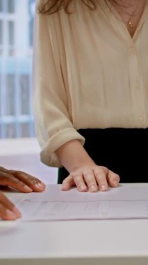Yatırım fırsatlarını strateji haline getirmek için emlakçılarla çalışarak, anlaşmaya varmadan önce ofis inşa potansiyelini değerlendiren dikey video girişimcisi. Yüksek sınıf ofis yerleşimi planlanıyor