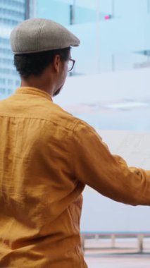 Vertical Video Professional ekibi emlakçıyla ofis turu yapıyor, bina planlarını değerlendiriyor ve birinci sınıf kentsel emlak yatırımlarını tartışıyor. Finansörle anlaşma yapmak.