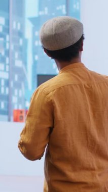 Dikey Video İşletme müşterileri komisyoncuyla yeni ofis alanının tasarımı ve yerleşimini tartışıyor, üst sınıf bir binayı gözden geçiriyor ve kalkınma için bir emlak yatırım stratejisi planlıyor