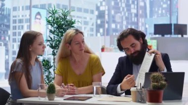 Finansal danışmanlar müşterilerle mali danışmanlık yapmak ve onlara kişisel finansal planlar vermek için görüşüyor. Ajan, kazançlı ve güvenli kararlar vermede aileye rehberlik ediyor, Kamera B