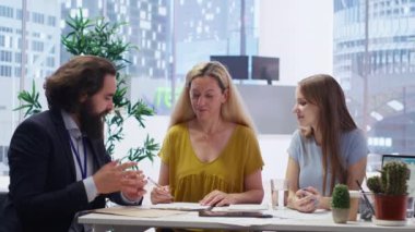 Müşteriler evrak işlerini hallediyor, ekonomik temsilciden borç alıyor, karlı bir anlaşmayı bitiriyor. Ebeveyn ve genel Z kızı sözleşme imzalıyor, mali danışman B kamerasıyla anlaşma yapıyor.