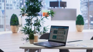 Piyasa dengesizliğinden etkilenen yatırım varlıklarını içeren dizüstü bilgisayardaki borsa portföyü. Defter ekranında canlı indeks indeksleri olan ve hisse senedi talep artışını gösteren boş işyeri