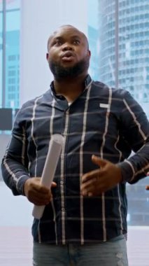 Vertical Video Broker ve istemcisi, yüksek sınıf bir şehir binasındaki yeni ofis alanı için bir geliştirme vizyonunu paylaşıyor, girişimciyle emlakçı, emlak kiralama sözleşmesi için pazarlık yapıyor