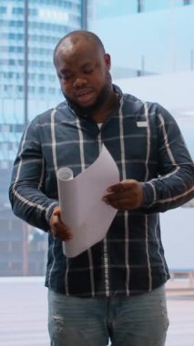 Dikey Video İstemcisi, emlakçıyla mimari değişim ve yenileme konularını tartışıyor, ofis turu sırasında planlarını gözden geçiriyor. Kiralama sözleşmesi pazarlığı yapan girişimci