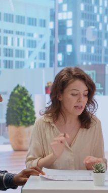 Dikey Video Girişimcisi ve emlakçı, yeni bir yüksek sınıf ofis planı hazırlamak suretiyle yatırım fırsatlarını planlar. İş adamları emlakçıyla tanışıyor. Kamera B