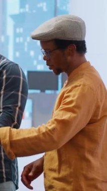 Vertical Video Girişimcisi emlak sektöründeki yatırım fırsatını değerlendiriyor, tabletin planlarını gözden geçiriyor ve emlakçıyla yeni ofis alanının mimari planlarını tartışıyor.