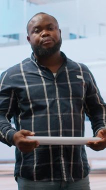 Dikey Video İstemcisi ofis planlarını emlakçıyla paylaşıyor, yüksek sınıf mülk için kira sözleşmesi imzalamayı planlıyor. Bir ofis turunda tasarımı gösteren emlakçı