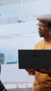 Dikey video emlakçısı müşterilere yasal yardımla projeleri sunuyor ve yeni yüksek sınıf ofis alanları satıyor. İş adamları büyümek için gayrimenkule yatırım yapmayı planlıyor