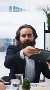 Müşterilere detaylı finansal pazar analizi sunan, bilgilendirilmiş yatırım kararları vermelerine yardımcı olan dikey video finans danışmanı. Müşterilere finansal analiz sağlayan broker, kamera A