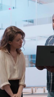 Vertical Video Girişimcisi bir emlakçıyla ofis avında buluşuyor. Emlakçı, kira kontratı için müşteriye rehberlik ediyor. Modern gayrimenkul yatırımını sunar