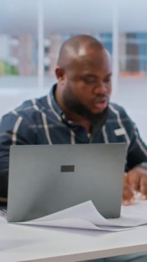 Dikey Video İstemcileri, tablet üzerindeki yeşil ekranın yanındaki müteahhitle yeni ofis alanının planlarını gözden geçirmek için görüşüyorlar. Emlakçıyla emlak yatırımı yapmak isteyen iş adamları