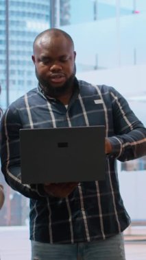 Vertical Video Business çalışanları emlakçıyla bir tur sırasında ofis yerini değiştirmeyi planlıyorlar, planları analiz ediyorlar ve yeni mülkün mimari planını planlıyorlar. Kira sözleşmesi