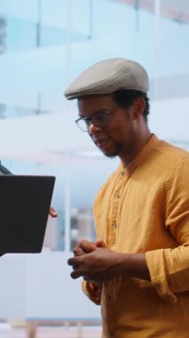 Dikey Video Şirketi ekibi emlakçı uzmanla görüşlerini tartışıyor, ofis alanının mimari planlarını gözden geçirip yeni iş yerlerini yeniden kuruyorlar. Potansiyel gayrimenkul yatırım fırsatı