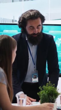 Ekonomik hedeflere ulaşmalarına yardımcı olmak amacıyla müşteri gelirlerini denetleyen dikey video danışmanı. Menajer aileyle konuşuyor, yatırım ve borsa konusunda tavsiye veriyor.