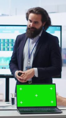 Dikey video finans danışmanı müşterilerine nasıl portföy inşa edeceklerini öğreterek izole edilmiş ekran dizüstü bilgisayarda piyasa analizlerini sunuyor. Borsa çizelgelerini kroma anahtar defterinde gösteren simsar