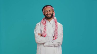 Stüdyoda, İslami kişi evet deyip başını sallayarak bir şeylere destek ve kabullenme gösteriyor. Orta Doğulu bir adam stüdyoda iyimserlik ve pozitiflik sergileyerek görüşünü ifade ediyor..