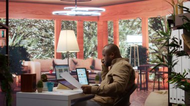 Yatırımcılarla telefonda görüşen işletme yöneticisi analiz sırasında satış rakamlarını ve performans ölçümlerini iletiyor. Girişimci yeni fonlar elde etmeyi umuyor. Kamera B.