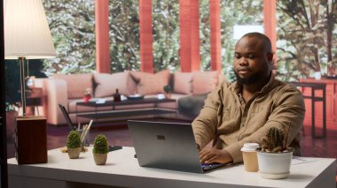 Freelancer iş analizi yapıyor ve internet iletişimini yönetiyor, evden çalışıyor. Serbest çalışan bir adam dizüstü bilgisayarını stratejik planlama için kullanarak bir girişim geliştiriyor. Kamera A.