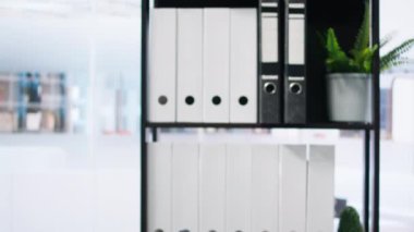 Ofisteki boş çalışma alanındaki dizüstü bilgisayarın üstünde değişken borsa fiyatlarının yükseldiğini ve düştüğünü gösteriyor. Ön x ticaret platformları indeksli komisyoncu firması dizin ekranında
