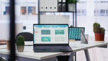Borsa verileri ve istatistikleri gösteren dizüstü bilgisayar ve tabletin yer aldığı mali analist işyeri. Önx ticaret analitik rakamları olan evrak işlerinin yanındaki masada cihazların yakın plan çekimini yap