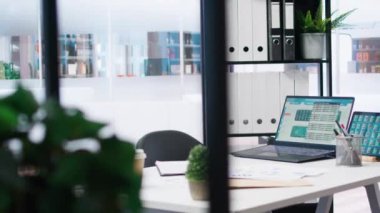 Hisse senedi portföyü olan boş bir şirket finans departmanı dizüstü bilgisayarında yatırım varlıkları koleksiyonu bulunuyor. Defter ekranında canlı indeks indeksleri olan çalışma alanı hisse senedi talep artışını gösteriyor
