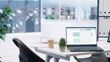 Ofisteki dizüstü bilgisayar ekranında borsa endekslerinin gerçek zamanlı olarak değiştiğini gösteriyor. Çalışma alanında ön x alım satım indeksleri canlı olarak gösterilen en son fiyat değişikliklerini gösteren defter
