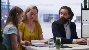 Kişisel harcama planı sağlamak için anne ve Z jenerasyonunun mali danışmanı. Ajan müşterilerin finansal ihtiyaçlarını değerlendiriyor, iş toplantısında analiz yapıyor, kamera B