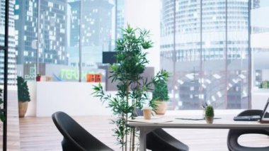 Bütçe tahmini ve finansal analiz amacıyla kullanılan boş finans bürosu. Parlak modern şirket çalışma alanı içinde kimse yok ve masalarda aygıtlar açık bırakılmış