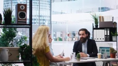 Borsa analizi yaparak para kazanmalarına yardımcı olmak için anne ve kızıyla broker görüşmeleri. Dizüstü bilgisayardaki pazar hisselerine bakan mali danışman ailenin gelirini maksimuma çıkarmasına yardım ediyor, kamera A