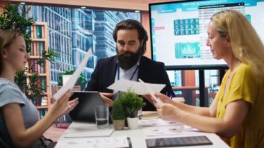 Finansal danışman müşterilerle mali danışmanlık yaparak onlara yüksek gelir elde etmeleri için yazılı rehberlik sunuyor. Ajansın aile üyeleri için bütçe oluşturması, yatırım ipuçları vermesi, kamera A