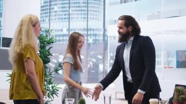 Mali ürünler ve yatırımlar tavsiye etmek ve onları karşılamak için müşterilerle yapılan mali danışman toplantısını memnuniyetle karşıladı. Yatırım stratejileri uzmanı müşterilerle tokalaşıyor, kamera A