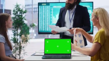Mali danışman, müşterilerin tasarruf alışkanlıkları edinmelerine yardımcı olmak için izole ekran laptopunda sunum yapıyor, kapatın. Menajer müşterileri ipuçları verirken göstermek için kroma anahtar defteri kullanır, kamera B
