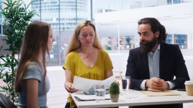 Mali danışman, müşterilerle bütçe planlaması ve yönetim sürecindeki önemini tartışıyor. Para biriktirme alışkanlıkları için en iyi uygulamaları keşfeden aile, kamera A