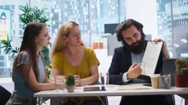 Finansal danışmanlar müşterilerle mali danışmanlık yapmak ve onlara kişisel finansal planlar vermek için görüşüyor. Ajan, kazançlı ve güvenli kararlar vermede aileye rehberlik ediyor. Kamera A: