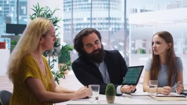 Müşterilerle broker toplantısı, para kazanmalarına yardımcı olmak için borsa değer analizi. Tabletteki pazar paylarına bakan mali danışman ailenin yatırım yapmasına yardım ediyor, kamera A
