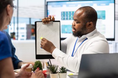 Sigorta komisyoncusu modern bir ofiste yaşlı çifte finansal planlarını anlatıyor ve emeklilik planları konusunda uzman tavsiyesi alıyor. Yatırım stratejisi, emeklilik seçenekleri ve tasarruf tartışmaları.