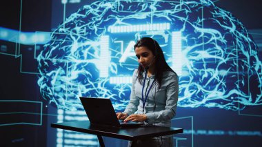 Hoparlör internetten AI 'ın şirketlerin iş gücünü olumlu yönde nasıl arttırabileceğini araştırıyor. Sunucu internet sunumu sırasında yapay zeka çözümlerini destekliyor, kamera B