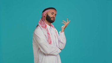 Orta Doğulu yetişkin davranışları şaşkın ve yeni fikirler hakkında düşünüyor, bir konuya ilgi duyuyor ve cevap bulmaya çalışıyor. Genç insan kamerada merak ediyor, çözümü merak ediyor..