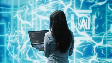 Bilgisayar bilimci dizüstü bilgisayar üzerinde çalışıyor, yapay zeka programlıyor insan beyni simülasyonu yapıyor. Defter kullanan kadın, yapay zeka geliştiren makine öğrenme algoritmaları, kamera A