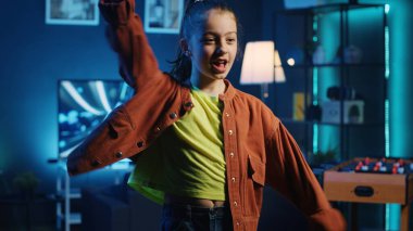 Çekim cihazlarında kayıt düğmesine basan sevimli çocuk, onun sosyal medya içeriğini izleyen diğer çocuklar için dans dersi veriyor. Z jenerasyonunu hedef alan video kaydedici medya yıldızı