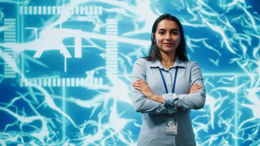 Jolly mühendisi yapay zeka kullanarak insan beyni düşünce süreçlerini simule ediyor. Yapay zeka öğrenme algoritmalarıyla çalışan neşeli Hintli çalışanın portresi, kamera A