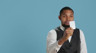 Otel kapıcısı giriş yaptıktan sonra oda giriş kartını sunuyor, beş yıldızlı tatil beldesinde lüks konaklama ve konfor sağlıyor. Resepsiyon personeli misafirlere yardım eder. Kamera A.