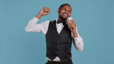 Otel görevlileri o esnerken ve yorgun hissederken kahve içer. Kafein içeceği ile daha fazla enerji toplamaya çalışır. Kapıcı yoruldu ve yoruldu. Kamera B.